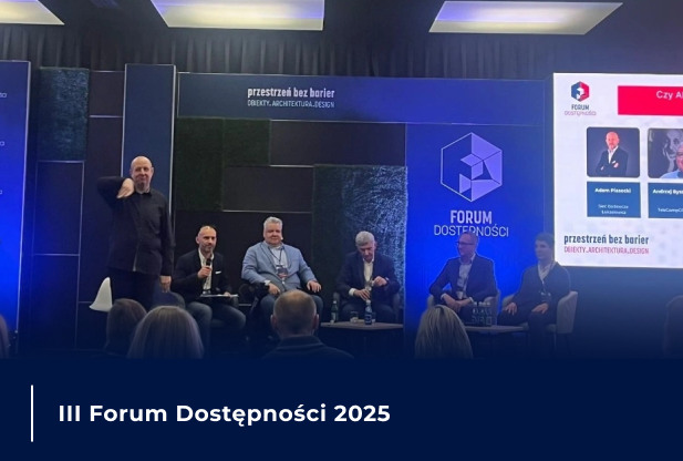 Panel dyskusyjny podczas III Forum Dostępności 2025; na scenie uczestnicy rozmawiają przed publicznością, a na ekranie widoczna jest prezentacja wydarzenia.