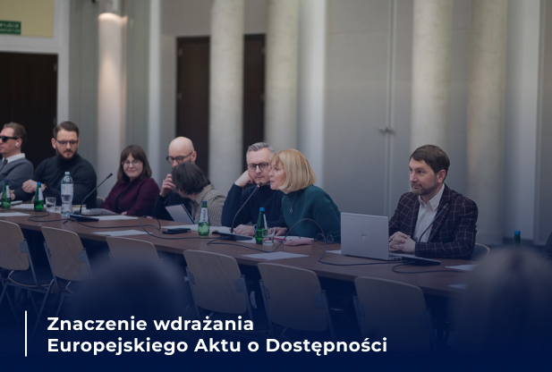 Uczestnicy spotkania siedzą przy stole i biorą udział w dyskusji dotyczącej wdrażania Europejskiego Aktu o Dostępności.